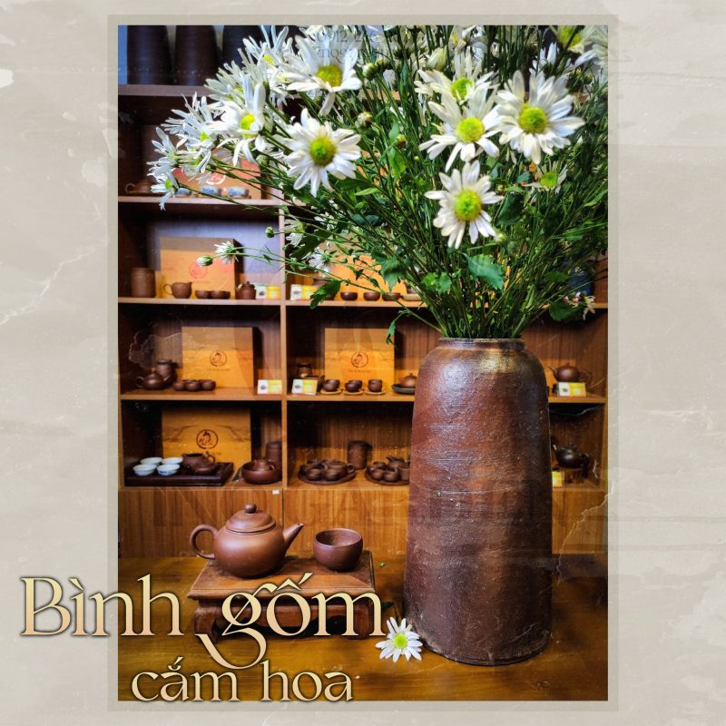 bình gốm dáng chuông cắm hoa