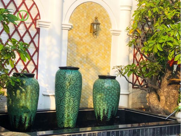 bình gốm trang trí, tạo điểm nhấn cho sân vườn